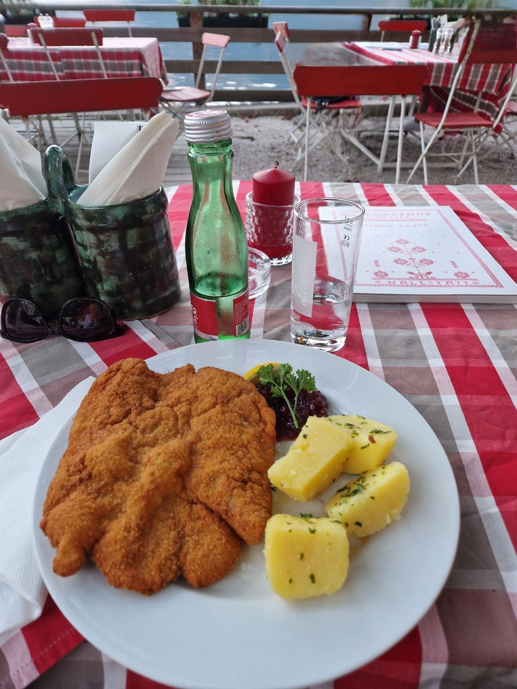 Bécsi szelet krumplisalátával, Bräugasthof etterem; Hallstatt; Ausztria