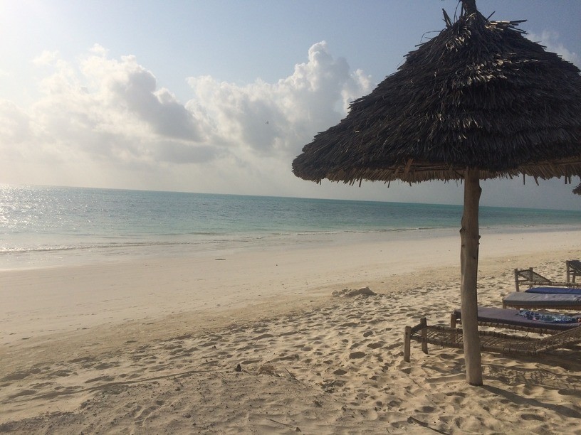 Strandolás Zanzibár fehérhomokos óceánpartjánál