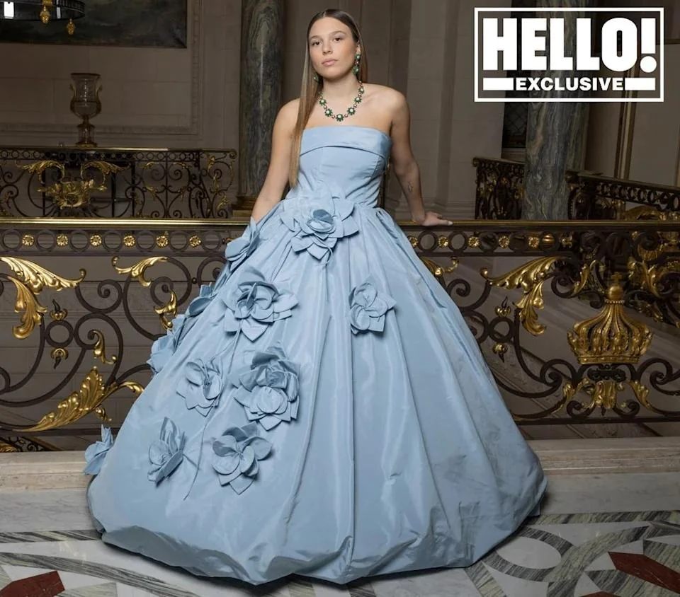El set floral de esmeraldas y rubíes que Marilia Vamvakidis lució en el baile de debutantes de París. (HELLO!, V MUSE)