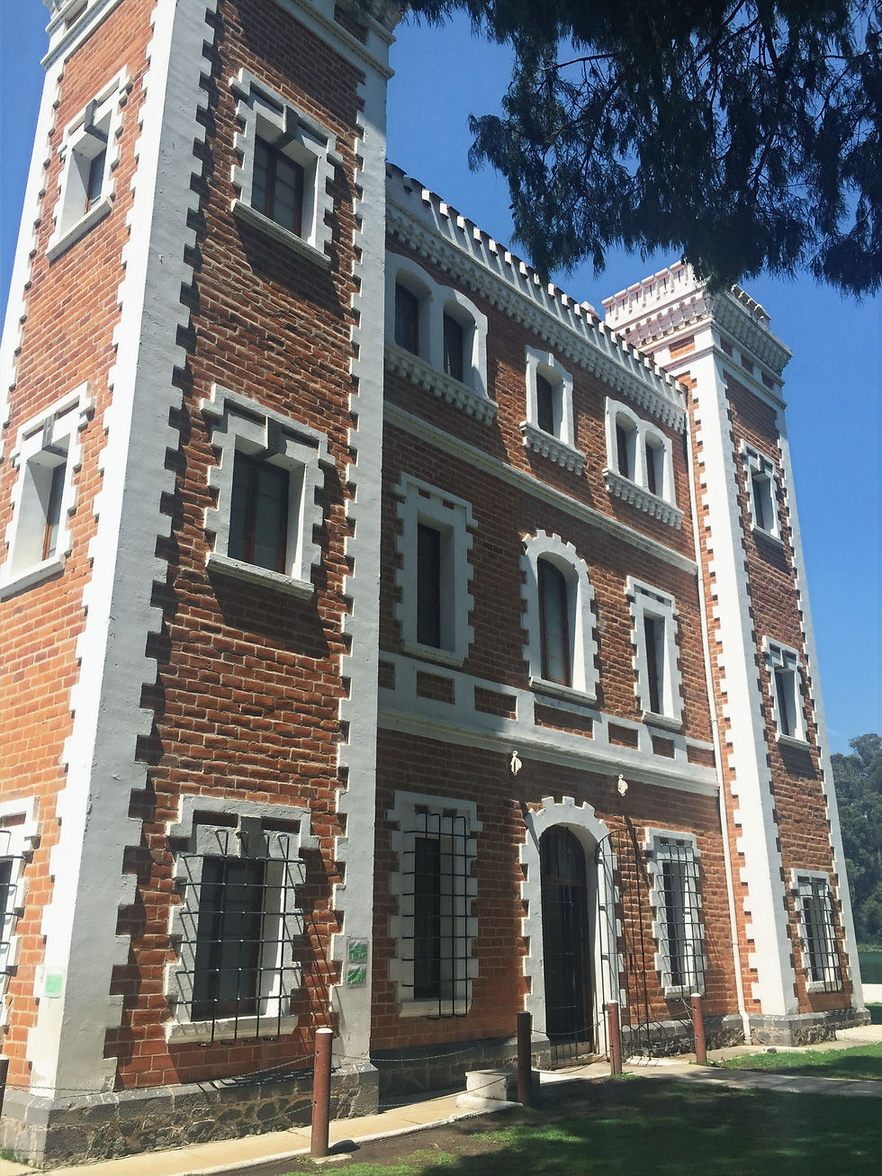 Con una fachada estilo inglés, esta casona está inspirada en las antiguas casas de campo de Inglaterra. / Foto: Roxana Escalera, 2023.