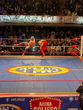 "ARRÁNCALE UNA PIERNA": LUCHA, PASIÓN Y ESPECTÁCULO EN LA ARENA COLISEO.