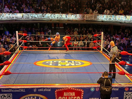 "ARRÁNCALE UNA PIERNA": LUCHA, PASIÓN Y ESPECTÁCULO EN LA ARENA COLISEO.