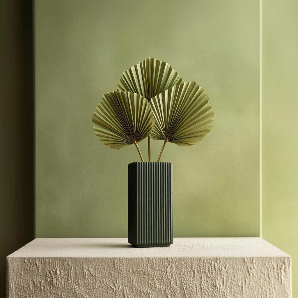 Gerillte minimalistische Vase in Dunkelgrün