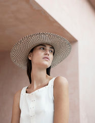 Picture of model with brown hair wearing a white hat and dress from Hermès. Nude makeup.
Elva offers services in commercial and editorial makeup and hair syling. She is based in Stockholm but travel world wide for work. Elva do high fashion, high quality makeup and hair styling. 