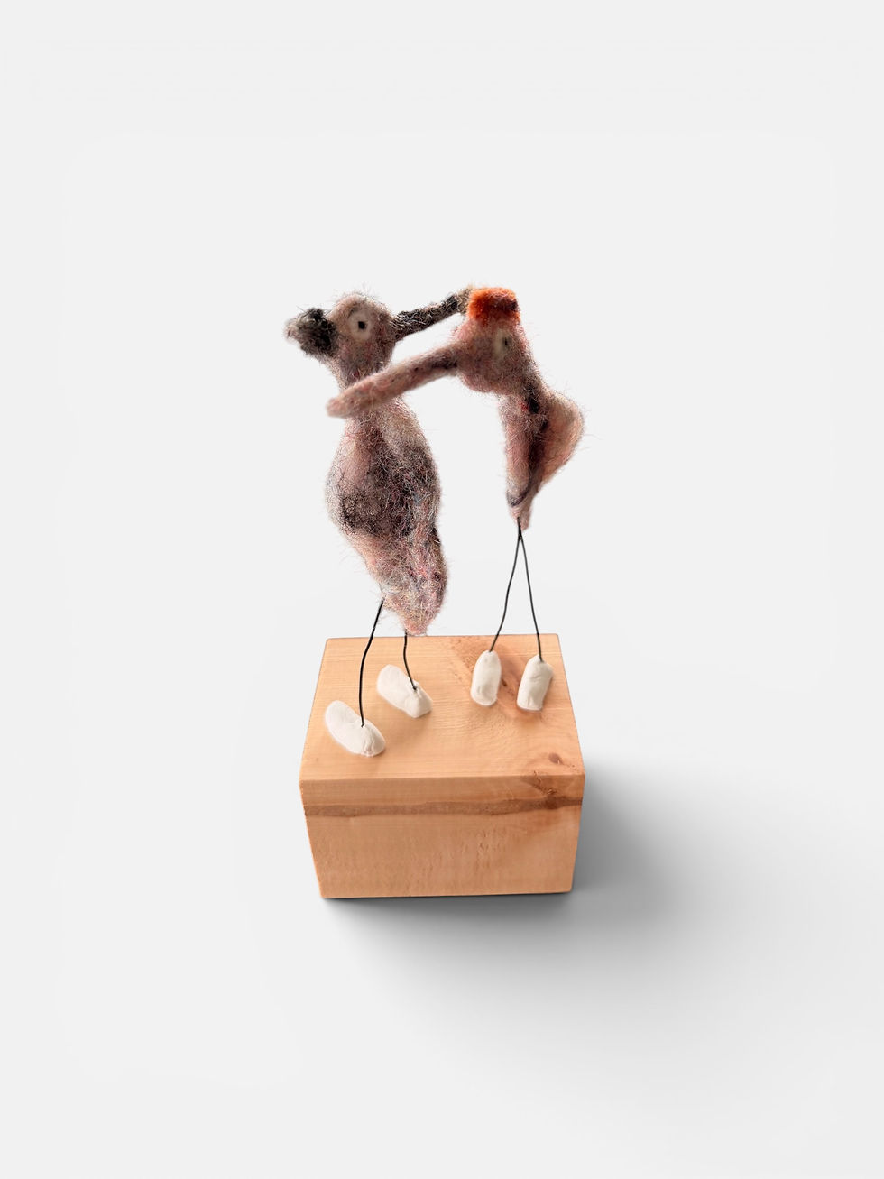 Miniaturbild: Filz Cuties Vögel „Kurti & Stine“mit Holzblock aus Zirbenholz