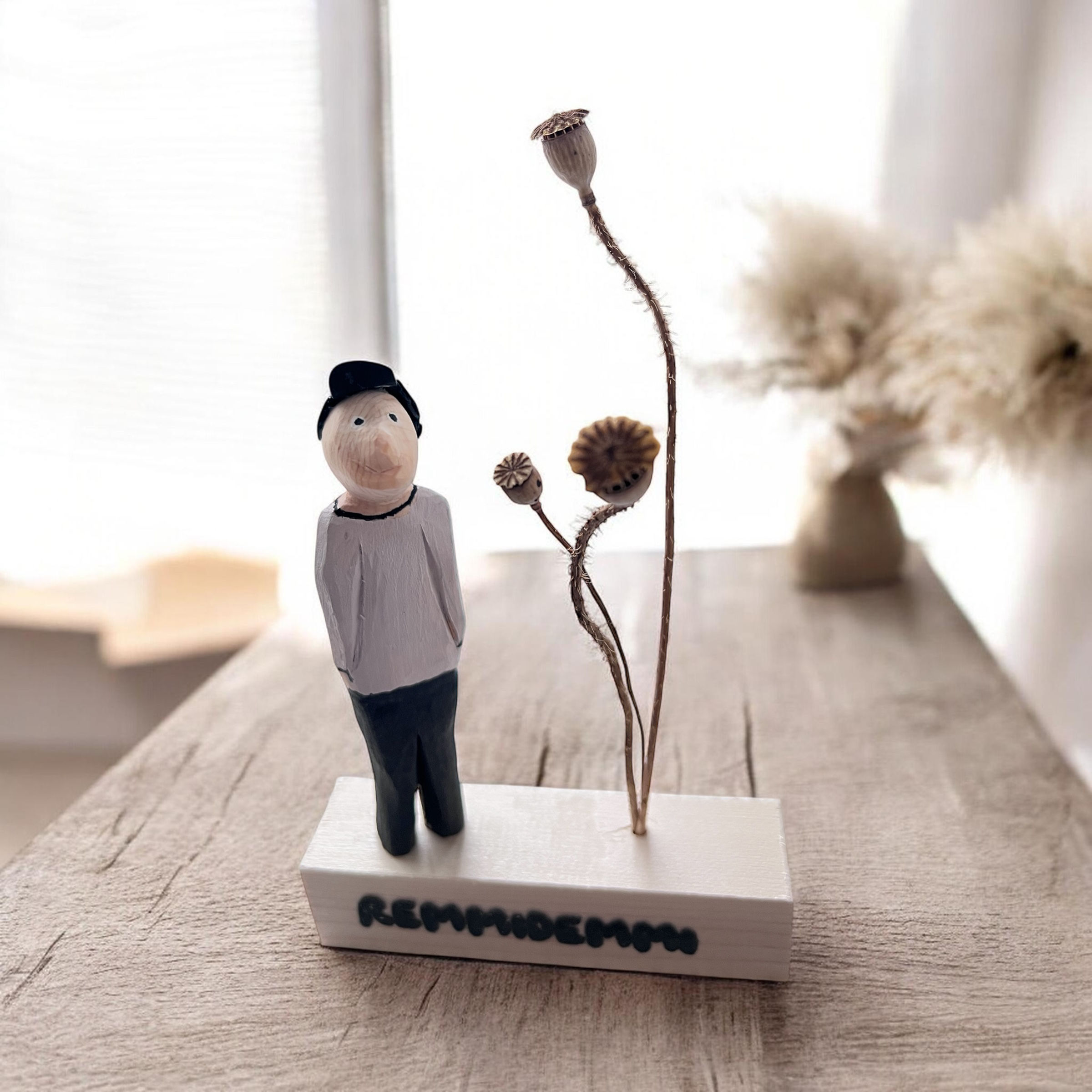 Holzfigur „Eska” ca. 10x3x3cm mit Statement Holz „Remmidemmi“