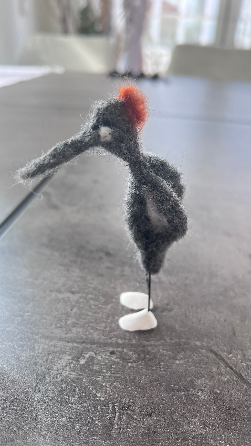 Miniaturbild: Filz Vogel „Louise“ mit Holzblock aus Lindenholz