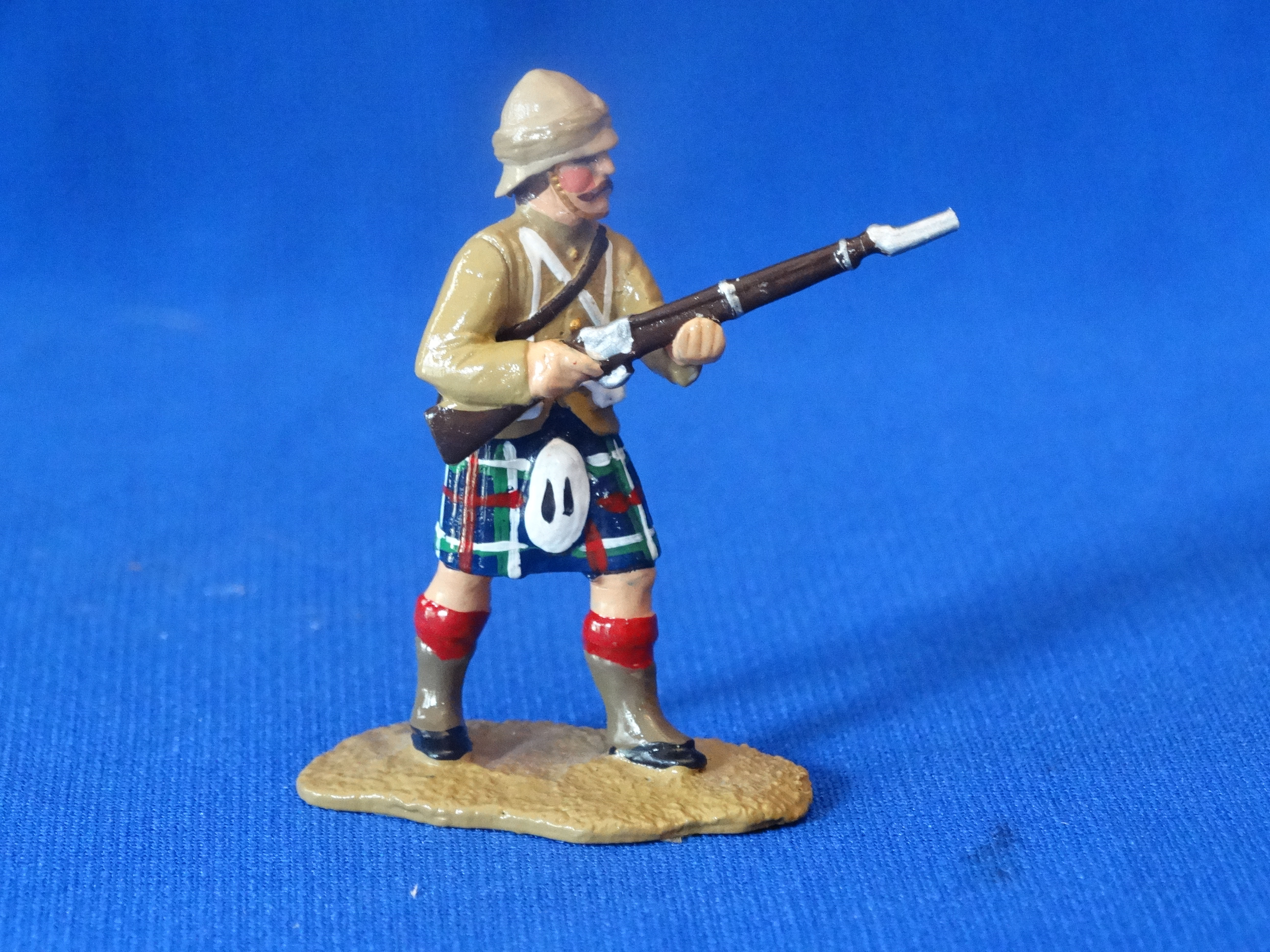 MI-1085 - Colonial Highlander Advancing - Dragon Crest/Trophy - 54mm Metal