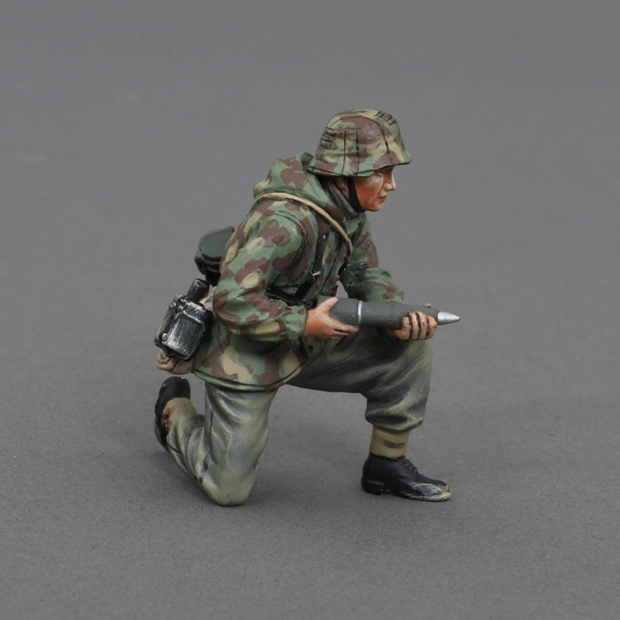 SS193 -  Kneeling SS Artillery Crew