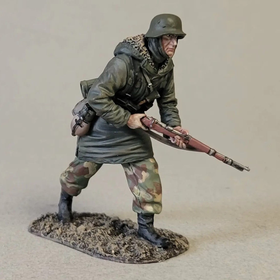 25338  - Waffen SS German Grenadier Advancing with K-98 wearing Kharkov Parka