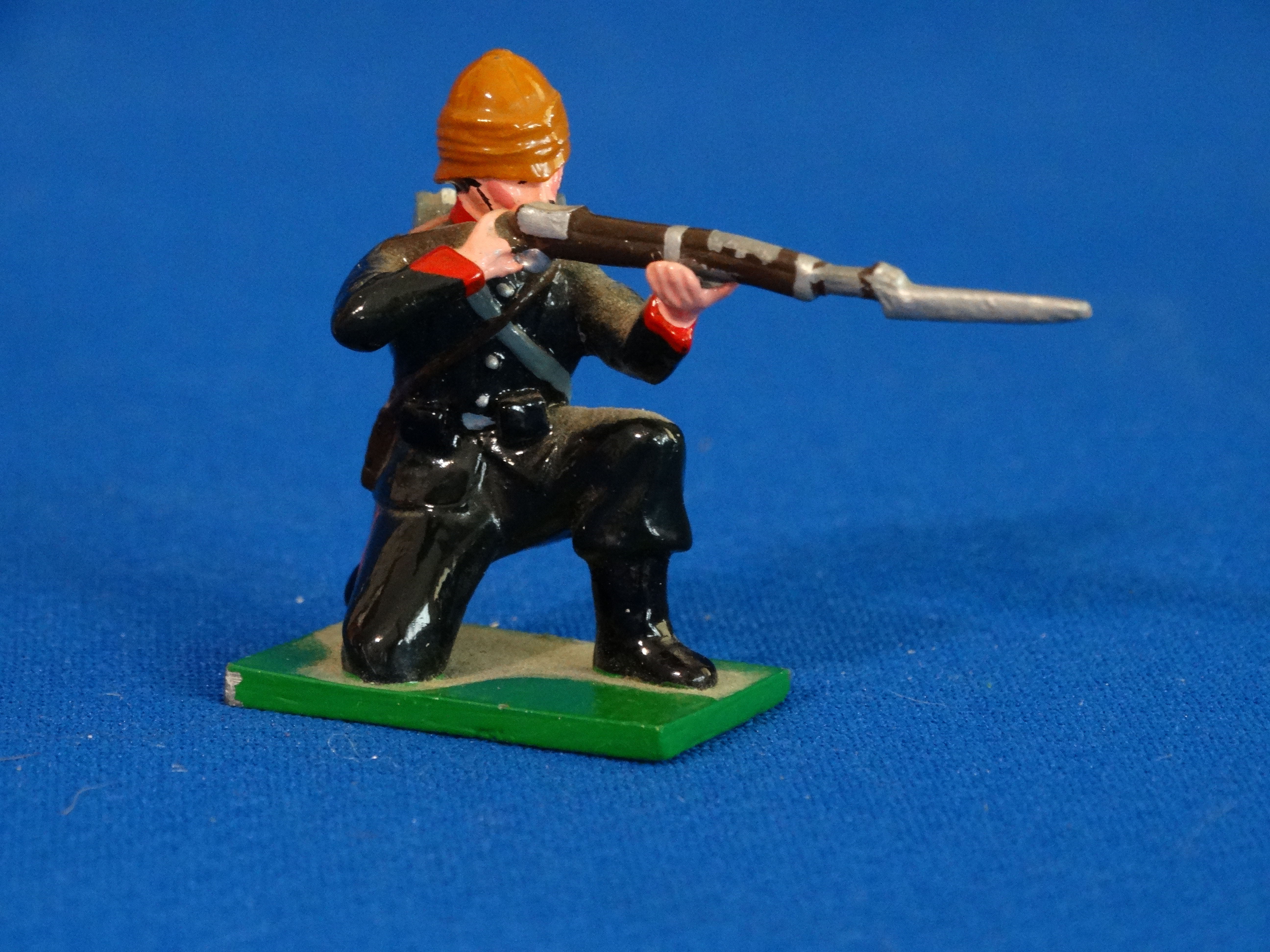 TY017 - British Rifleman Kneeling Firing - British Colonial - Trophy - 54mm Meta