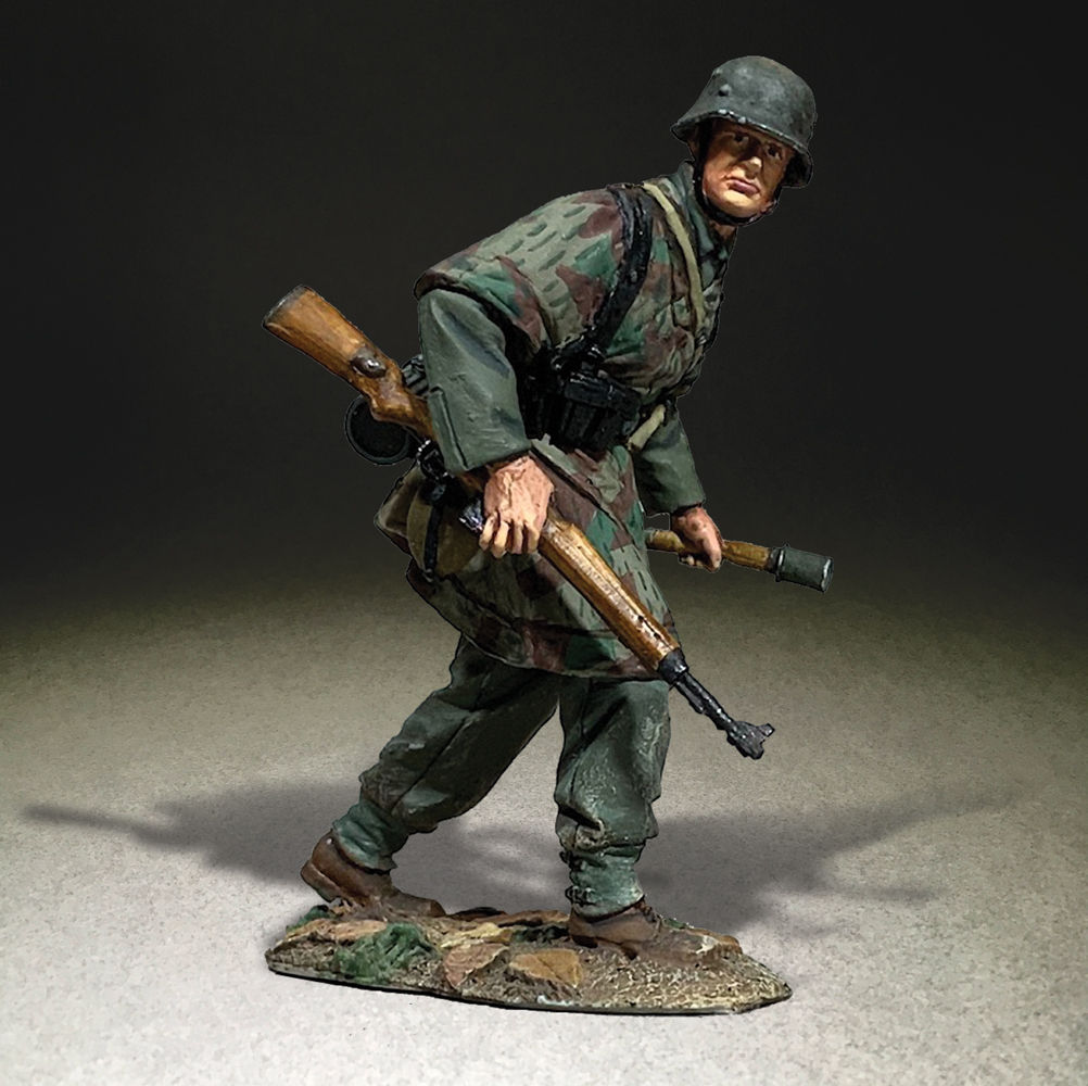 25111 - German Grenadier Advancing with Grenade 1943-45