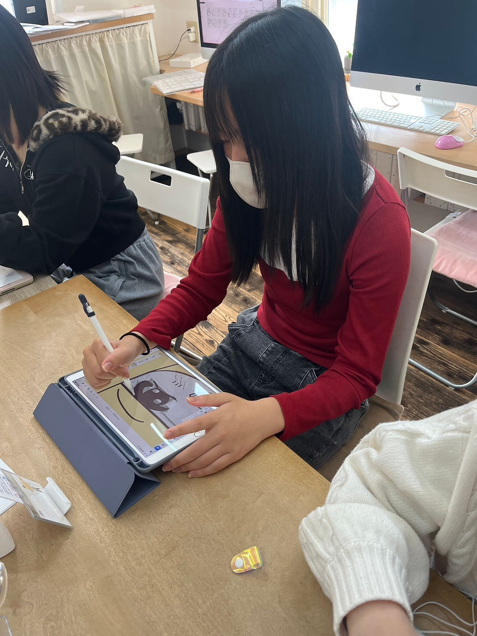 教室でタブレットに描く生徒