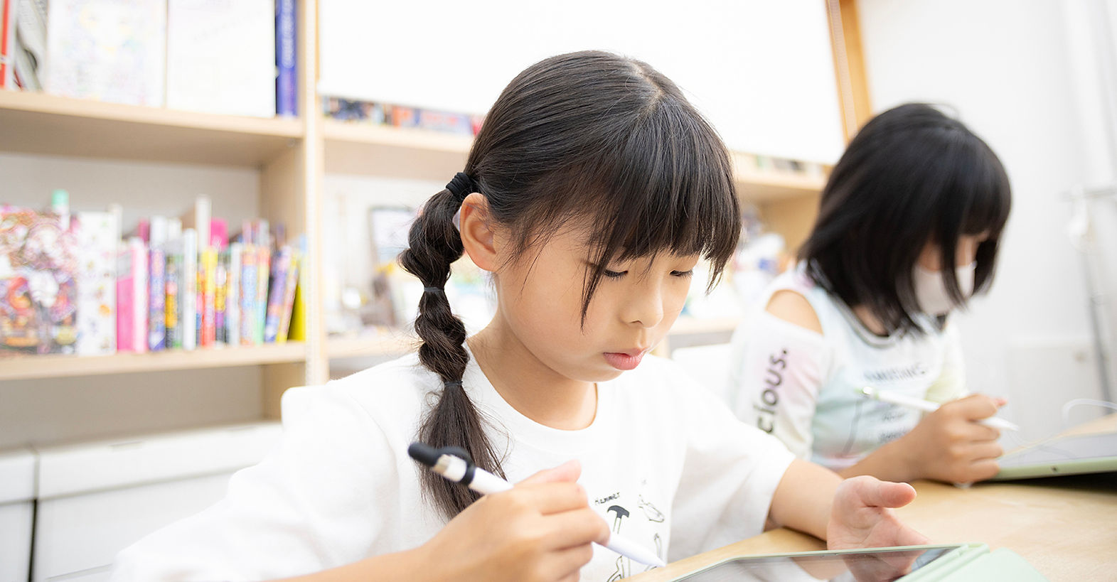 生徒がタブレットで絵を描く