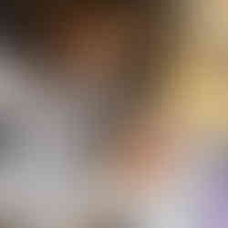 教室でマスクの生徒がタブレットに描画。