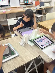 本日の水曜日教室では、えりかちゃん・はづきちゃん・あおいちゃんが、コンクール作品制作を進めました！