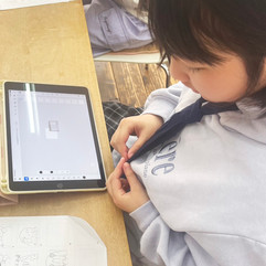 教室でiPadを使い3Dモデルを操作する生徒