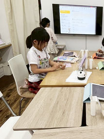 教室で学習に取り組む子供たち