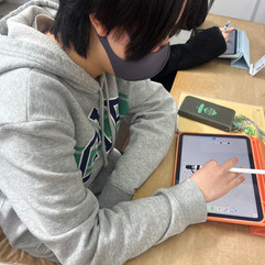 教室でタブレットとペンを使う生徒