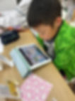 男の子がiPadの画面を見ています。子供はiPadを見ています。Kids