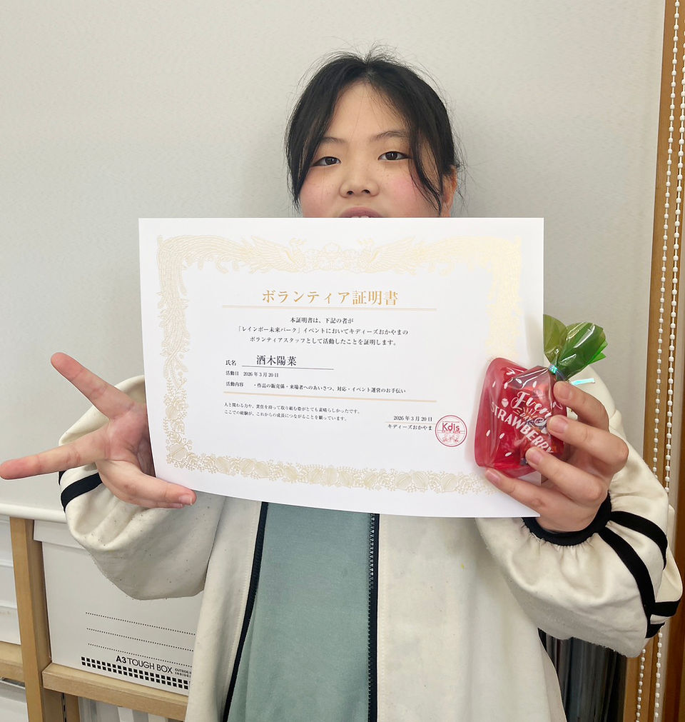 教室で証明書と赤いリンゴを持つ少女