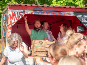 Immer Mittwochs im Sommer: After Work mit DJ im Goldschätzchen Biergarten bei Hamburg