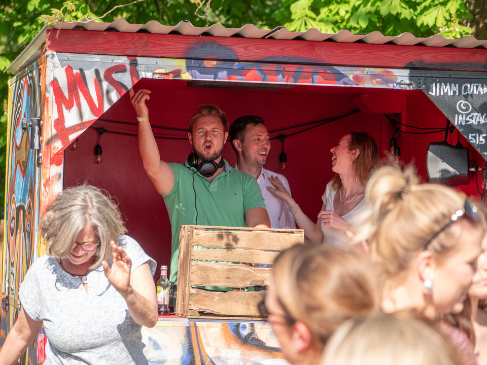 Immer Mittwochs im Sommer: After Work mit DJ im Goldschätzchen Biergarten bei Hamburg