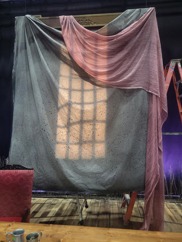 Fabric Concealment for Giant Paintings