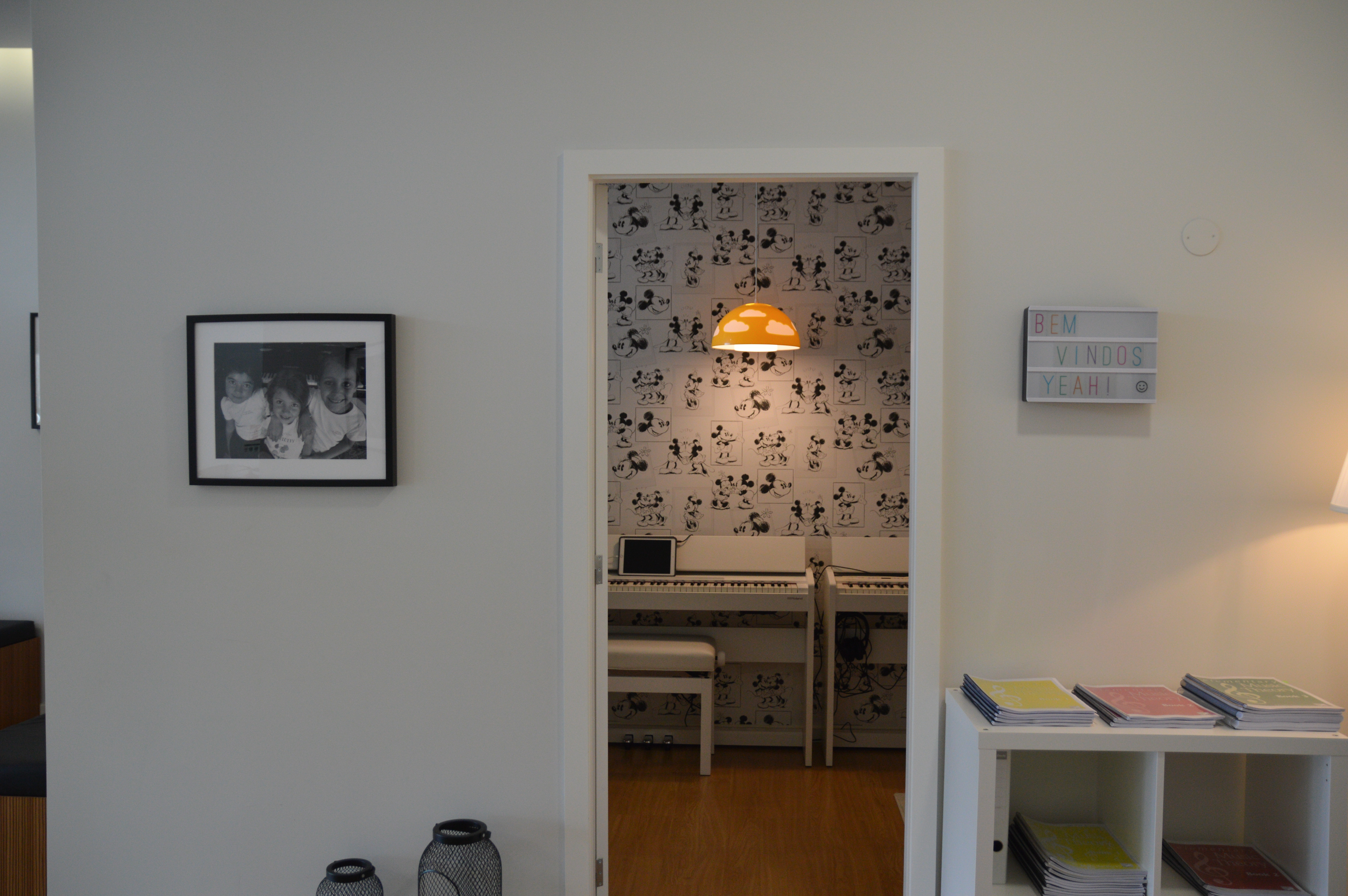 A entrada da sala do Mickey