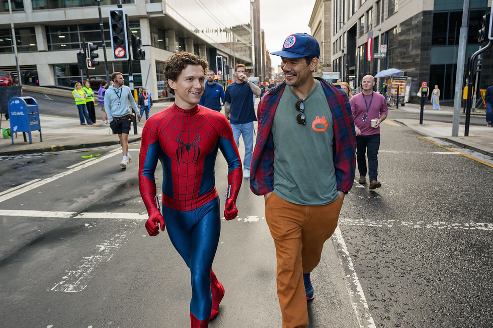 O diretor Destin Daniel Cretton & Tom Holland nos bastidores de 'Homem-Aranha: Um Novo Dia'