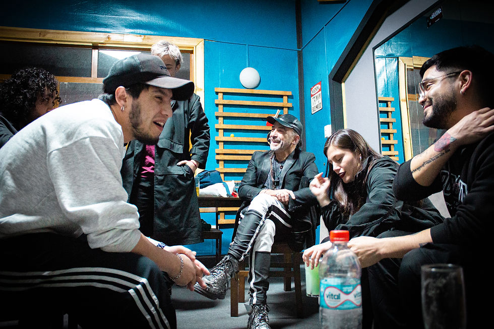 Jorge Alis junto a la Premisa en Los Tres Platos, Puerto Montt