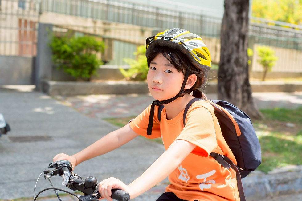 頂著豔陽出發,騎經街頭巷弄、搭渡輪到旗津吹海風。孩子一邊哀嚎一邊咬牙撐著,努力朝目的地前進。
