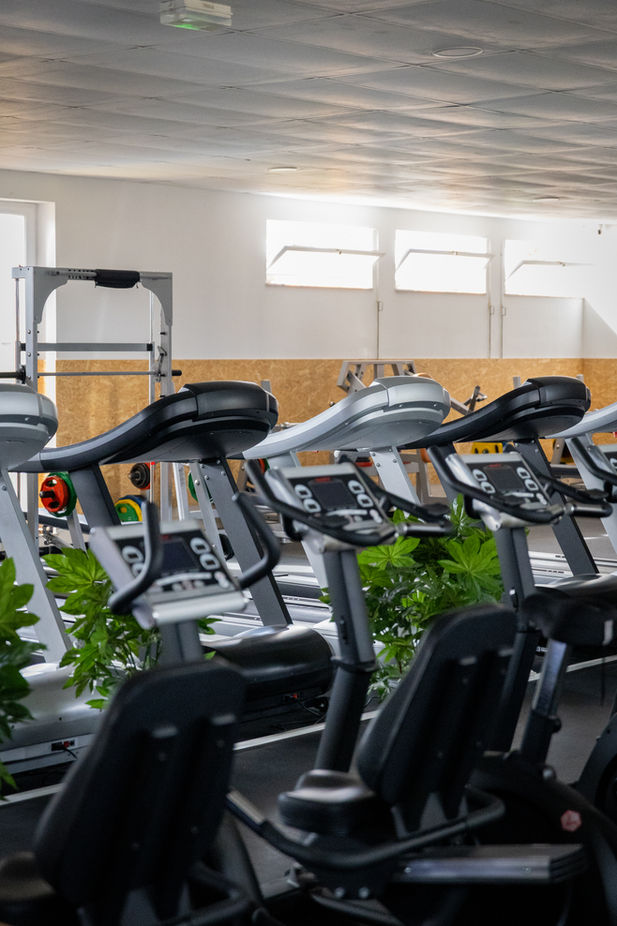 Salle de sport conviviale avec matériel sportif et fitness