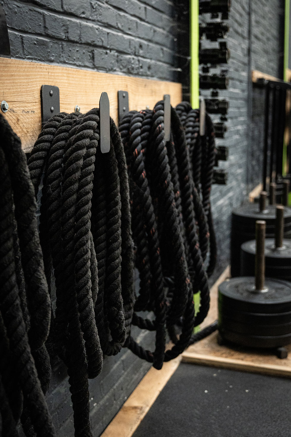 Photographie du matériel mis à disposition dans la salle de boxtraining. Des cordes lestées pour un entrainement intense