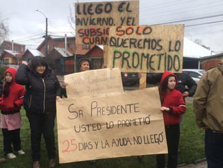Vecinos afectados por tornado en Los Ángeles protestan por demora en entrega de recursos