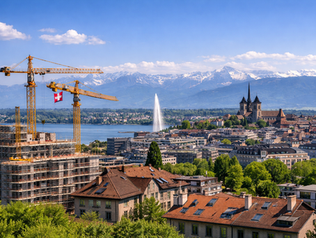 Vue panoramique d’une ville suisse avec chantiers immobiliers, immeubles résidentiels et Alpes en arrière-plan, illustrant la hausse attendue des prix de l’immobilier en Suisse