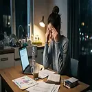 Mulher estressada trabalhando à noite
