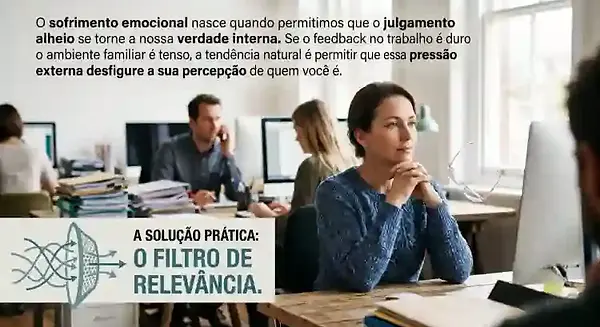 Fotografia em um escritório iluminado mostrando uma mulher concentrada e calma em sua mesa de trabalho, praticando o Filtro de Relevância. O texto sobre a imagem explica como o sofrimento emocional nasce ao aceitar o julgamento alheio e apresenta a solução prática de proteger a identidade e a fronteira mental.