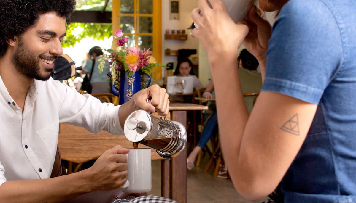 um Casal tomando café em um ambiente de trabalho