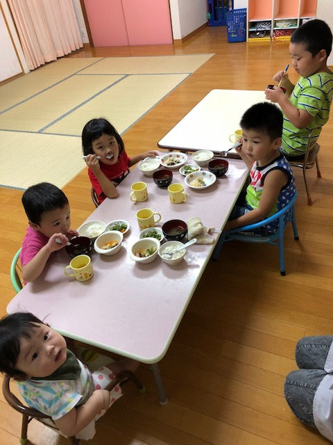 みんなでご飯おいしいね♪