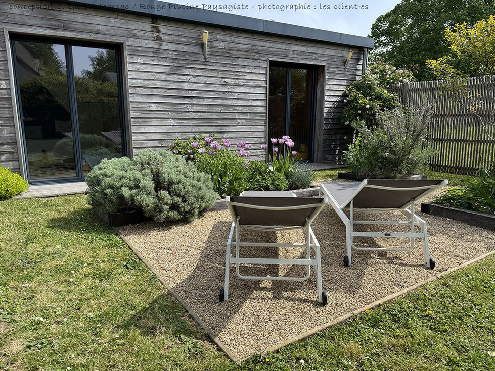 Espace transats et carrés potagers pour les plantes aromatiques
