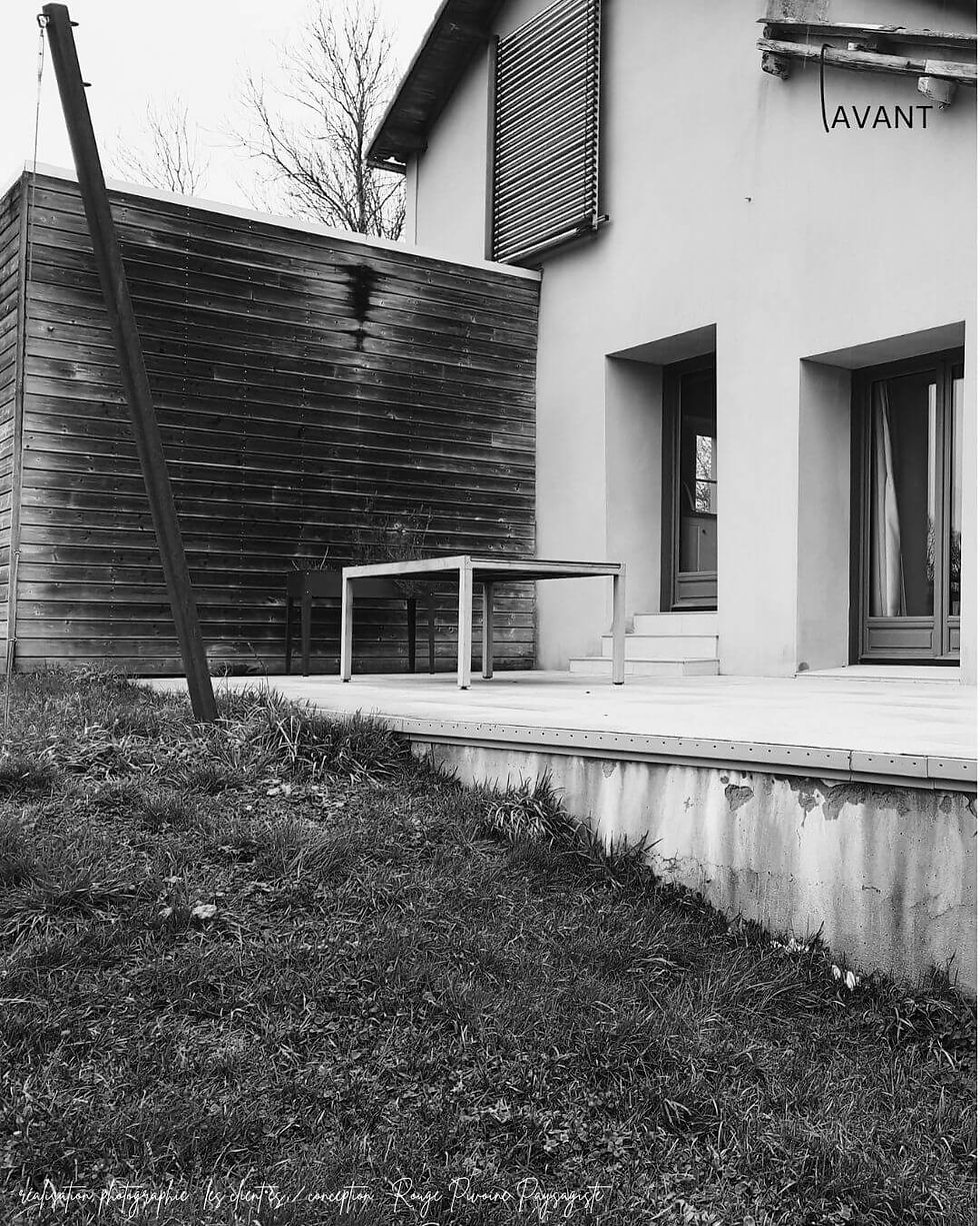 Espace entre la terrasse et l'accès au jardin, avant rénovation