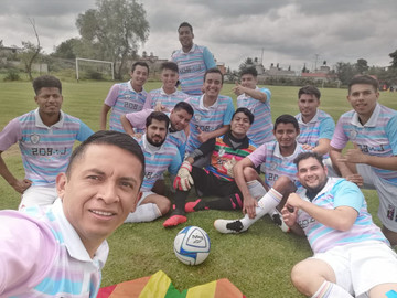 Equipo de Futbol Lgbt se viste con los colores Trans