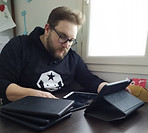 Mikko tutkii tablettilaitteita_alkup.jpeg