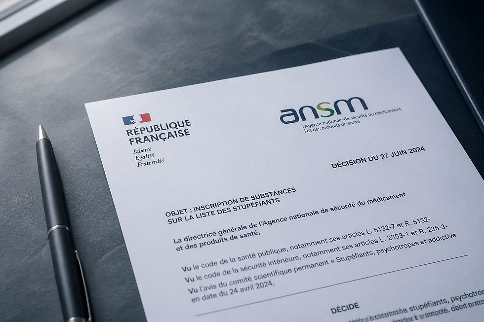 Document officiel ANSM sur fond ardoise symbolisant les décisions réglementaires sur les cannabinoïdes en France
