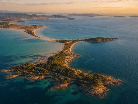 Vue aérienne de la presqu'île de Giens et de la baie d'Hyères dans le Var, zone de livraison CBD d'Exodus CBD Shop