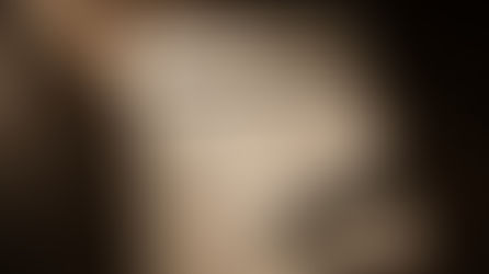 Gros plan sur un certificat d'analyse CBD posé sur une surface en bois sombre, tableau de résultats cannabinoïdes visible, stylo à côté