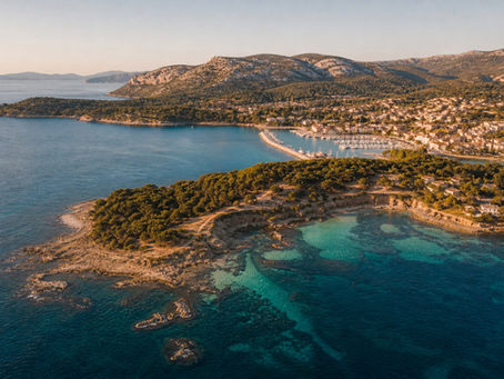 Vue aérienne du port du Brusc et de la presqu'île du Gaou à Six-Fours-les-Plages, Var, près d'Exodus CBD Shop