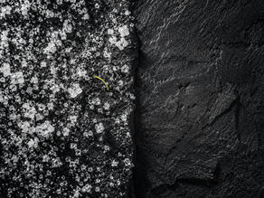 Cristaux de CBD isolat sur pierre volcanique noire — article sur les effets secondaires et risques réels du cannabidiol