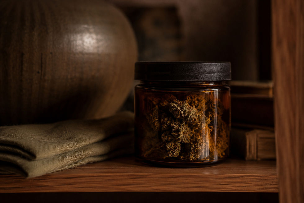 Bocal en verre hermétique contenant des fleurs CBD posé sur une étagère en bois — méthode de conservation optimale pour préserver les terpènes
